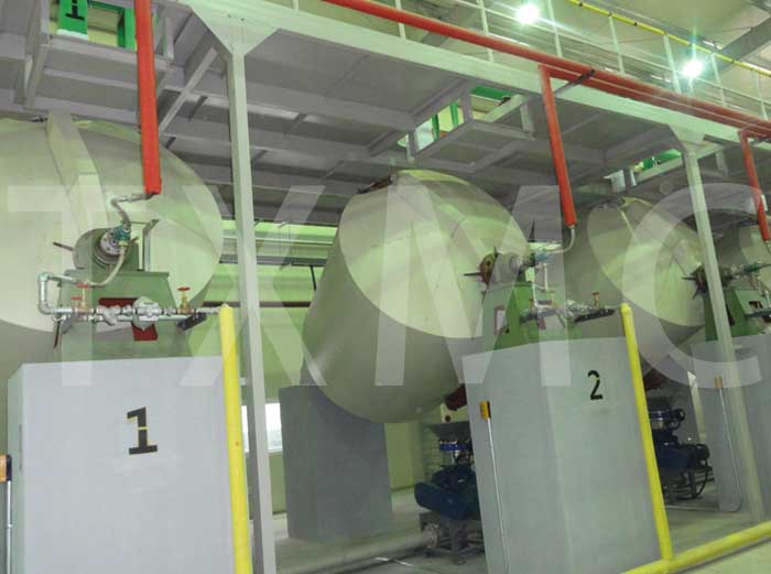 Vacuum dryer